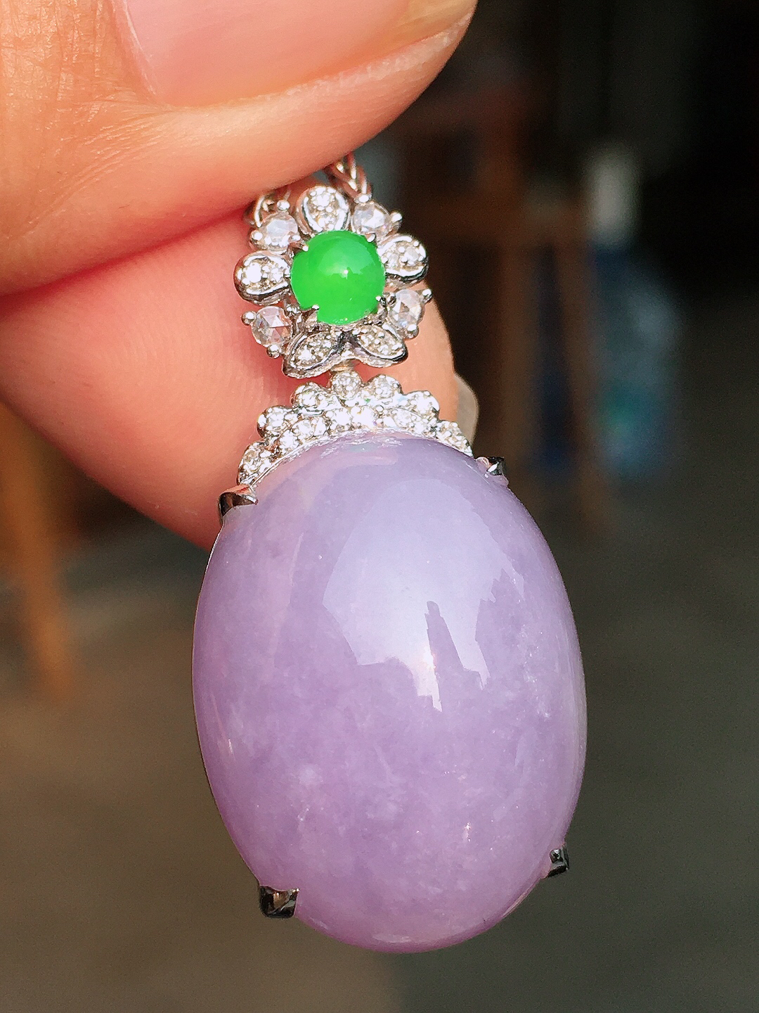 紫罗兰蛋面吊坠，色泽均匀艳丽，玉质细腻，荧光感超
强，饱满圆润，尽显优雅气质，18k
金豪华镶嵌