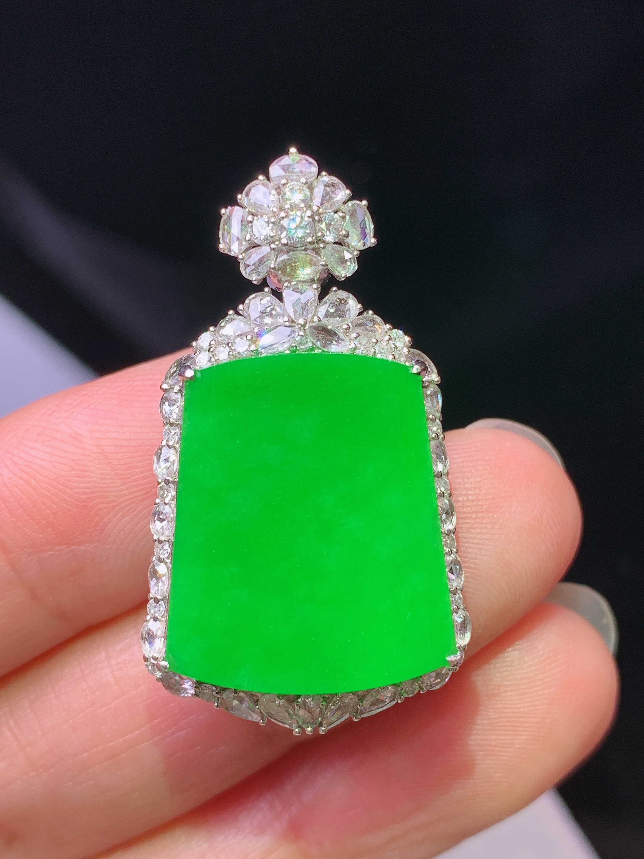 18k金钻镶嵌阳绿无事牌吊坠 玉质细腻 色泽艳丽清新 水润亮眼 整体尺寸33.2*18.8*9.5s