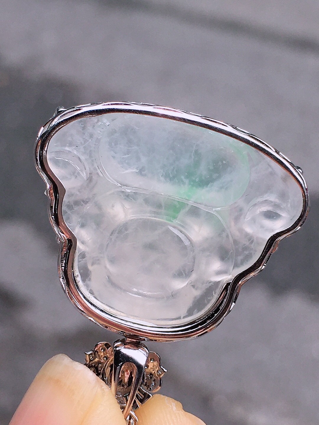 冰飘绿佛公吊坠，色泽艳丽，玉质细腻，荧光感超
强，饱满圆润，尽显优雅气质，18k
金豪华镶嵌