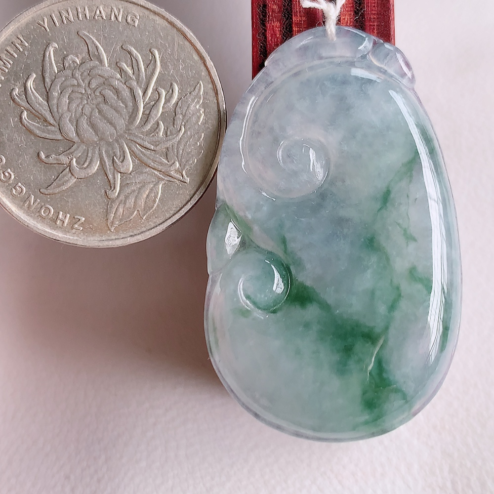 冰润飘花吉祥如意翡翠吊坠  寓意“万事如意，吉祥如意,福寿绵长 心想事成”饱满大气，通透水润  W1415.22尺寸：39.4-23.7-4.6mm