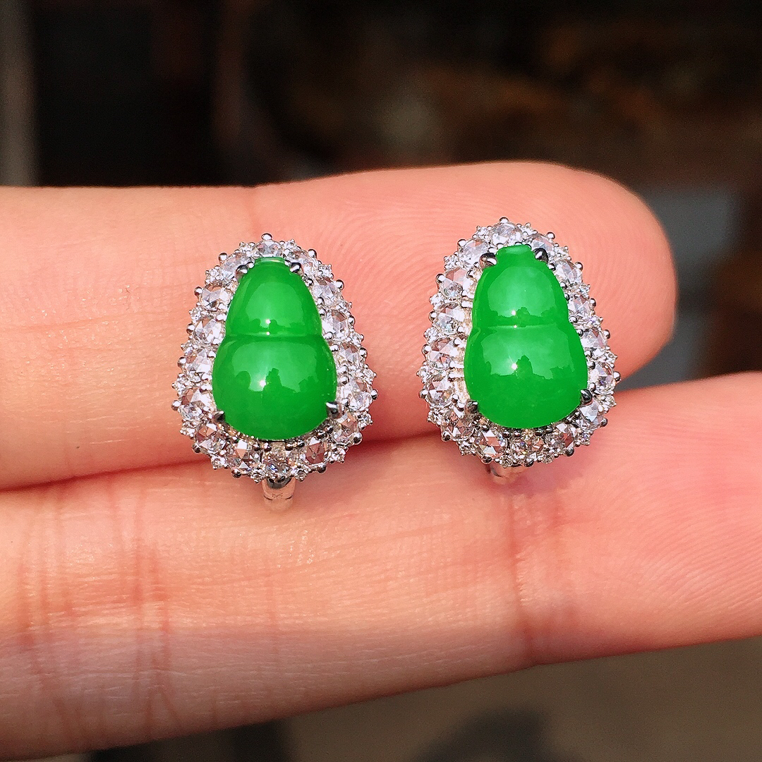 阳绿葫芦耳钉，色泽均匀艳丽，玉质细腻，荧光感超
强，饱满圆润，尽显优雅气质，18k
金豪华镶嵌