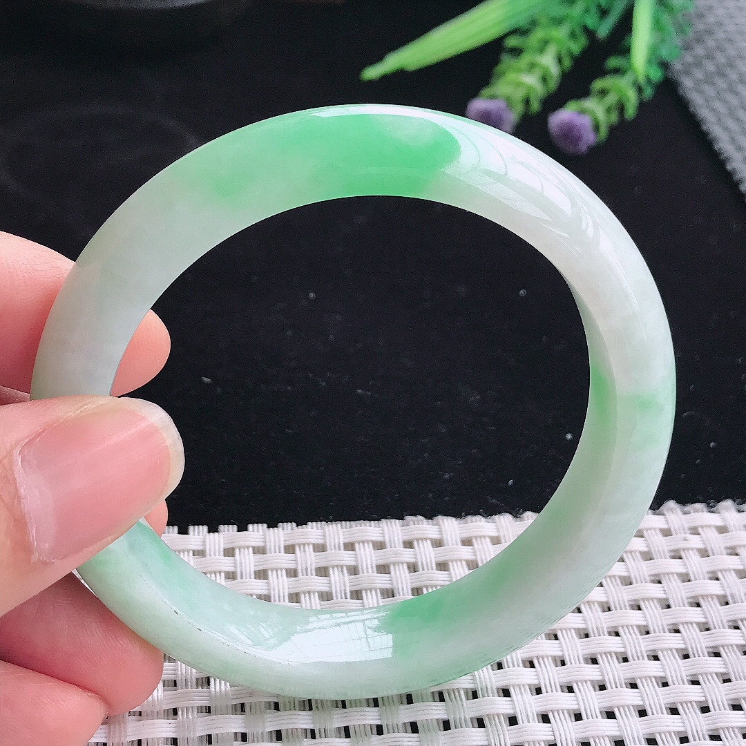 实拍A货翡翠56.8/12.6/8.6老坑精美温润飘绿手镯宽边玉镯平安镯