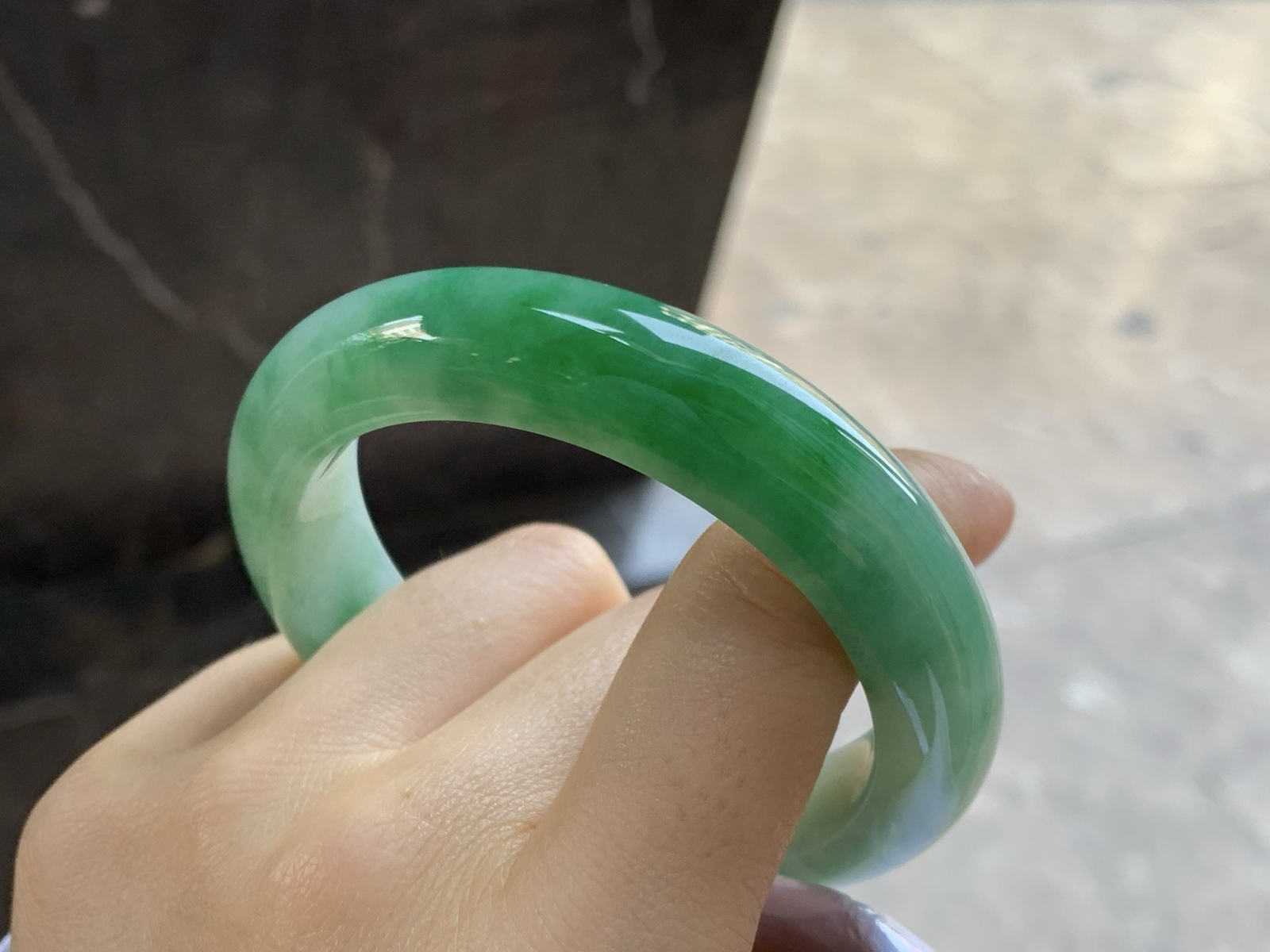 55-12.9-9.5

辣绿色手镯^_^底子细腻 绿色浓郁