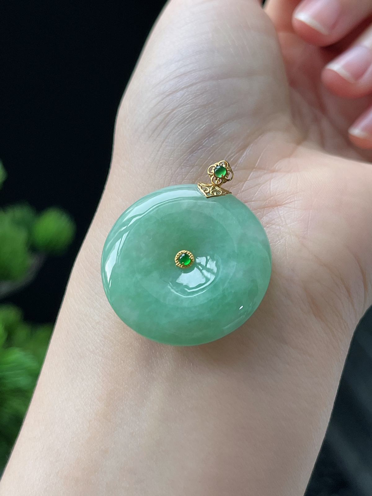 18k金 翡翠糯化种淡绿色甜绿平安扣