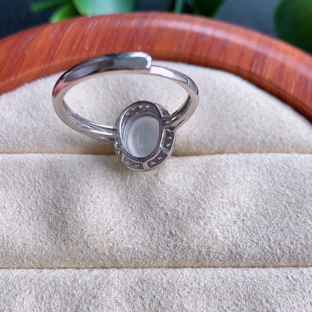 冰种翡翠925银镶嵌耳坠，自然光实拍，翠色灵动，颜色漂亮，种老水足，品相佳，佩戴佳品！W815.22取一整体尺寸：18-11.6-7.2mm 裸石尺寸：8.2-7.1