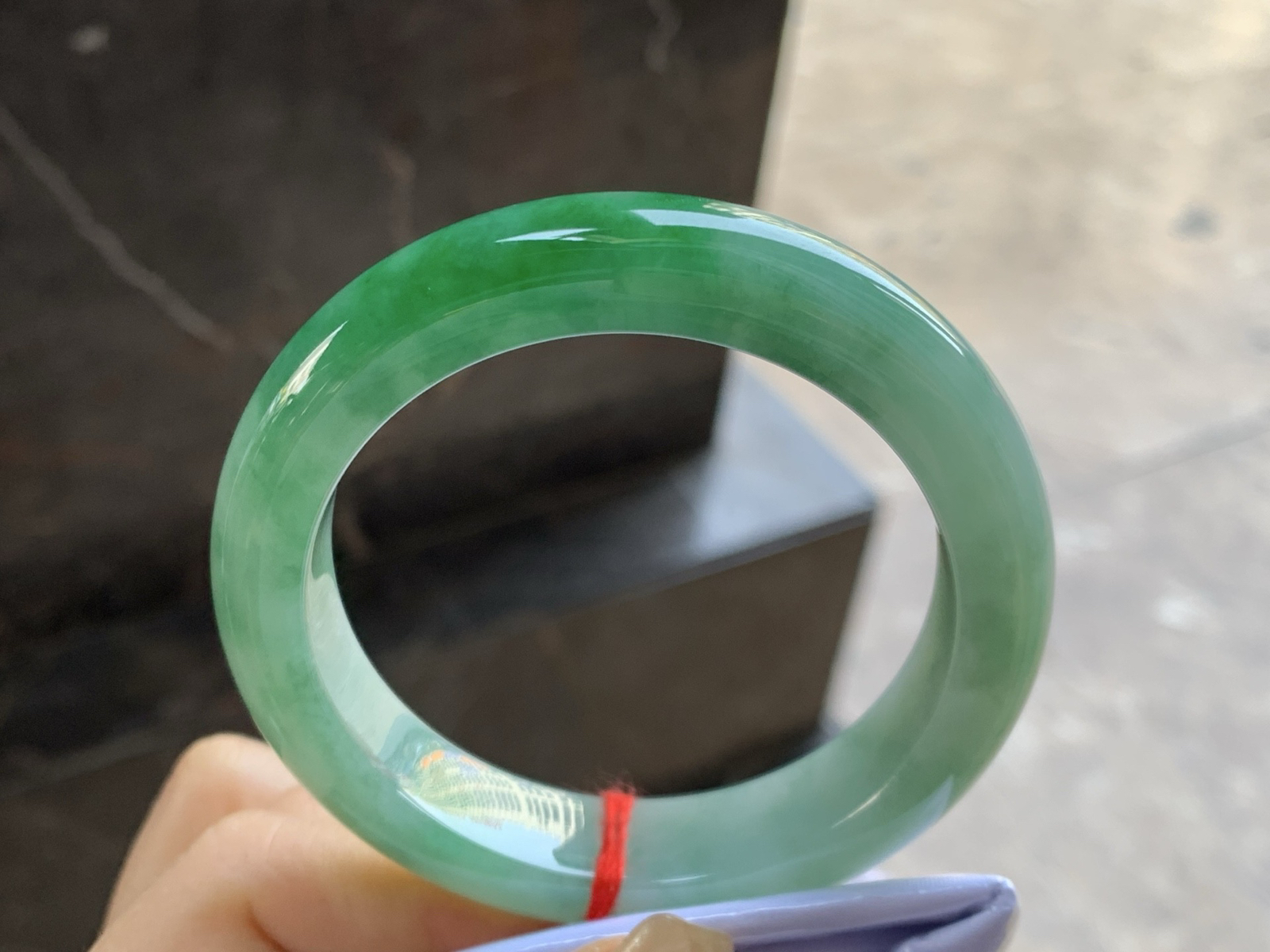 55-12.9-9.5

辣绿色手镯^_^底子细腻 绿色浓郁