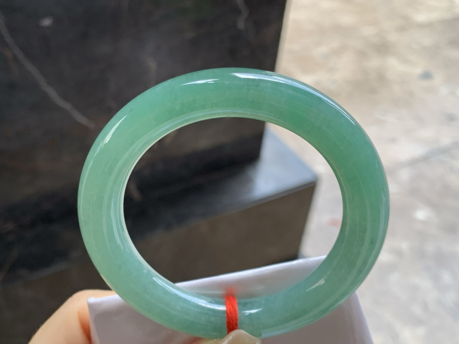 55-11

细糯满色圆条手镯^_^有种有色～上手漂亮耐看