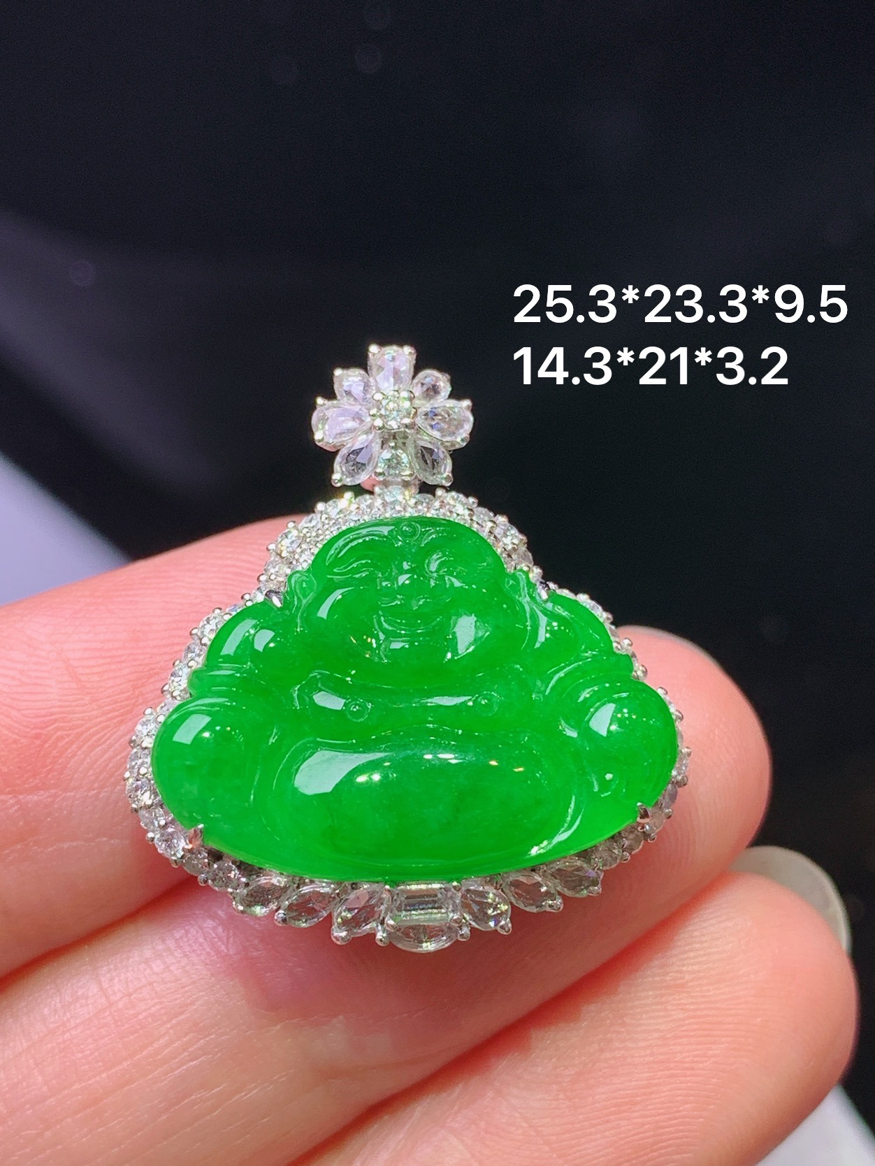 18k金钻镶嵌阳绿佛公吊坠 玉质细腻 色泽艳丽清新 水润亮眼 整体尺寸25.3*23.3*9.5s2