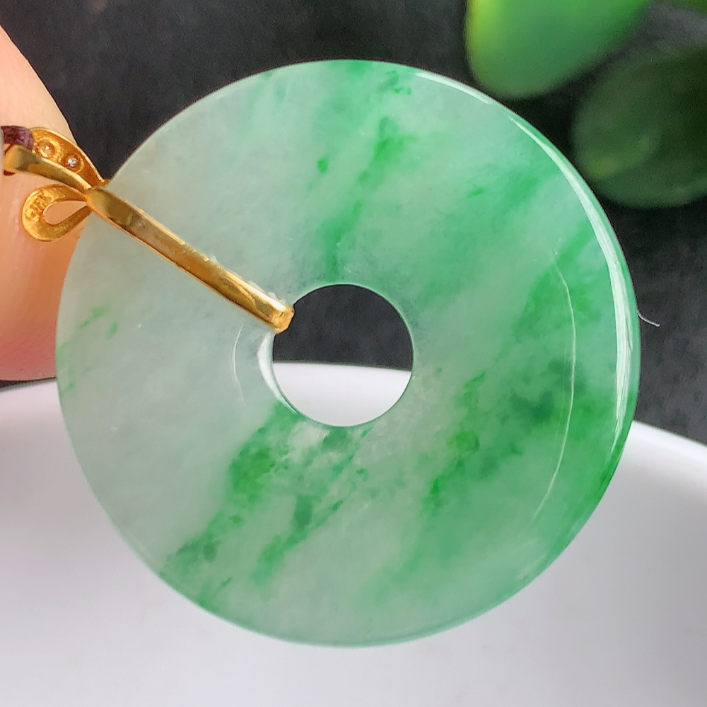 18k金冰润飘绿平安环翡翠吊坠，质地细腻，清秀高雅，饱满圆润  款式大方经典，颜色鲜艳，沁人心脾，高质量精品   W003.22整体尺寸：30.3-2.6mm