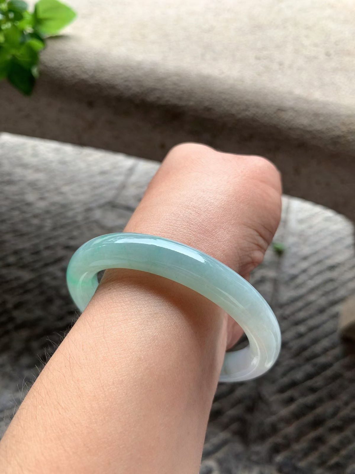 飘阳绿圆条手镯尺寸55.5*10.5*10 种质细腻，水润光泽，翠色鲜亮，灵动轻盈！