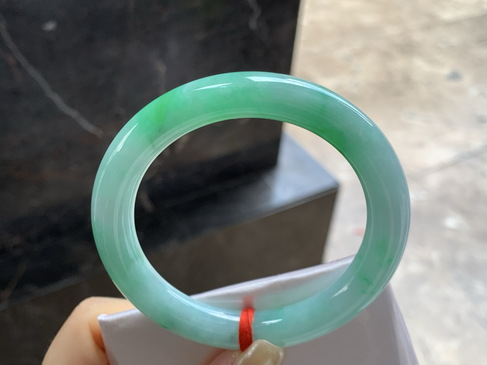 57-10.1

阳绿色圆条手镯^_^肉质细腻 绿色浓郁漂亮