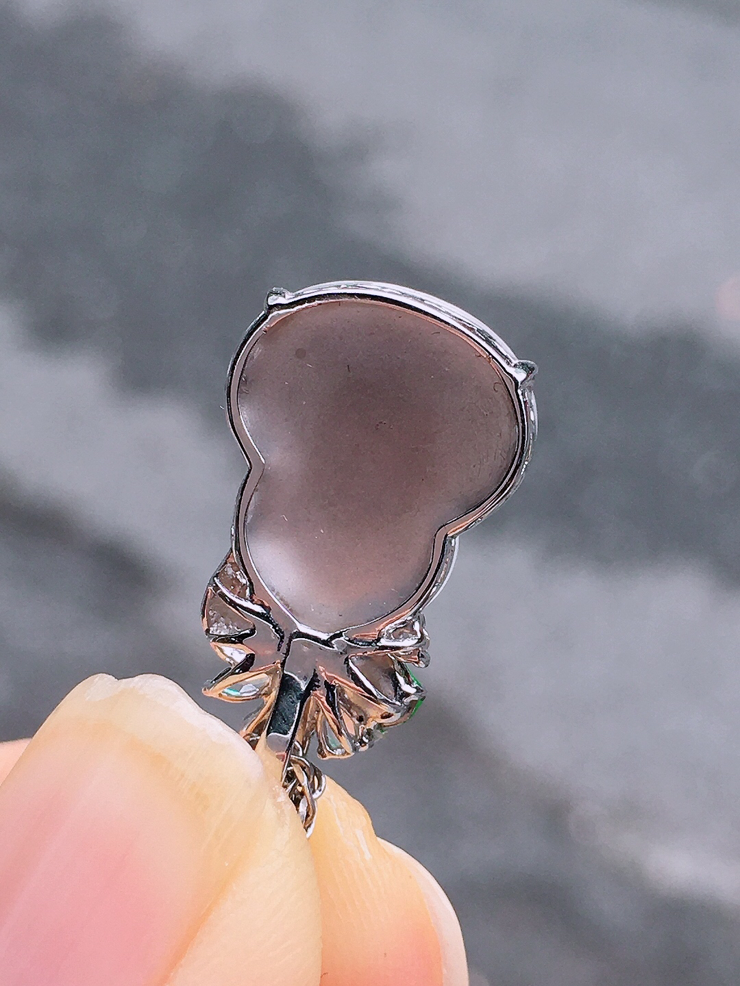 冰种葫芦吊坠，玉质细腻，荧光感超
强，饱满圆润，尽显优雅气质，18k
金豪华镶嵌