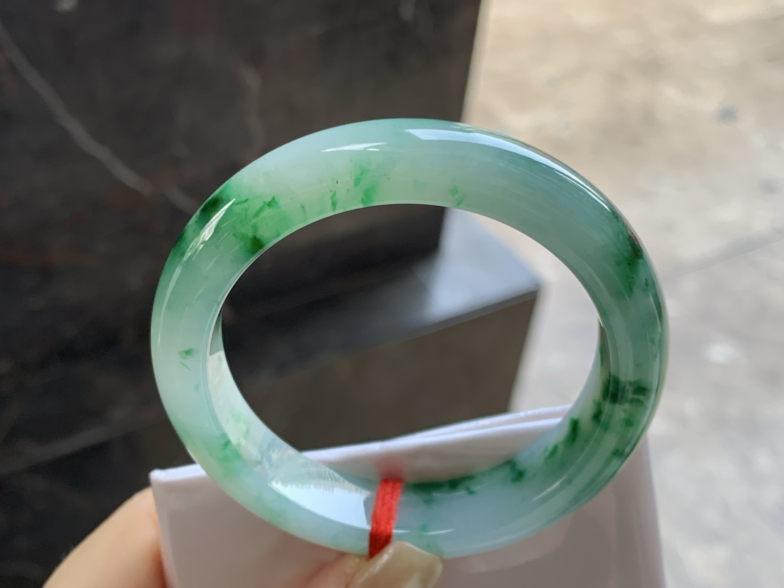 52-12-8.5

飘色花手镯^_^底子细腻 绿花浓郁