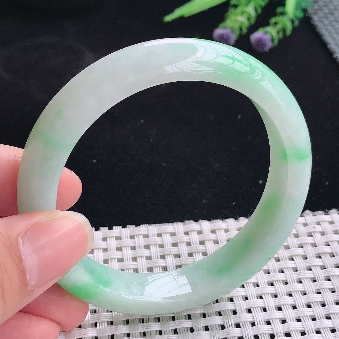 实拍A货翡翠56.8/12.6/8.6老坑精美温润飘绿手镯宽边玉镯平安镯