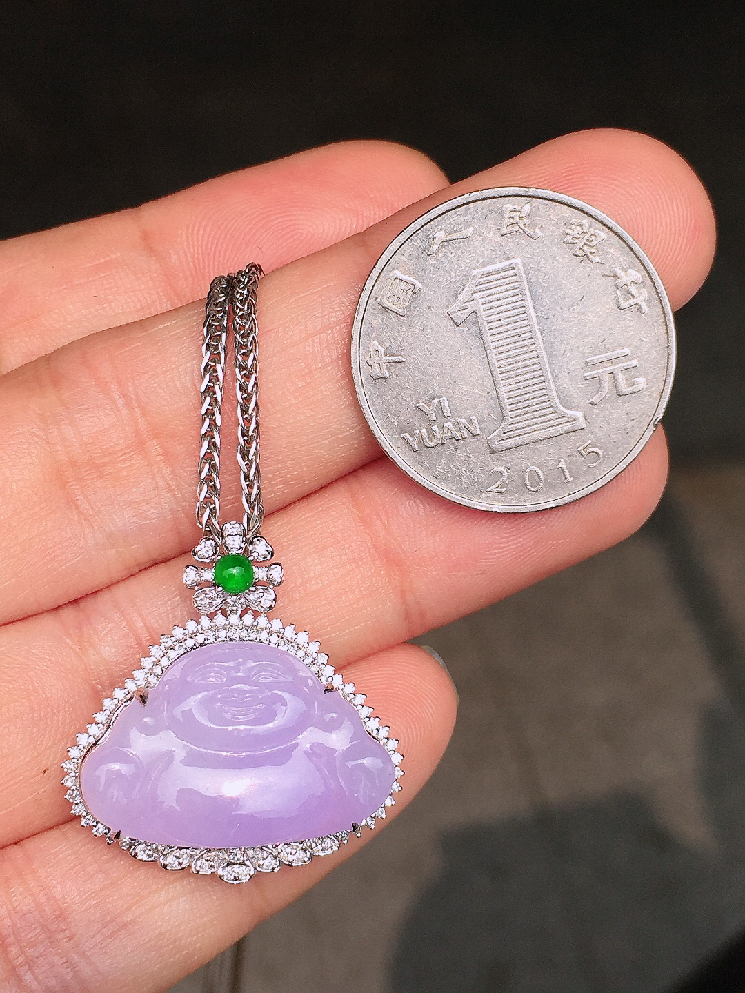紫罗兰佛公吊坠，色泽均匀艳丽，玉质细腻，荧光感超
强，饱满圆润，尽显优雅气质，18k
金豪华镶嵌