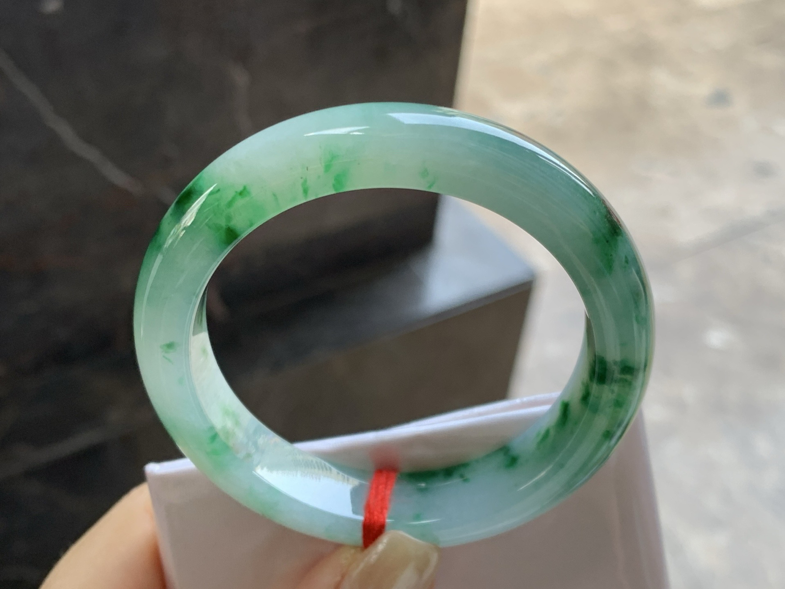 52-12-8.5

飘色花手镯^_^底子细腻 绿花浓郁