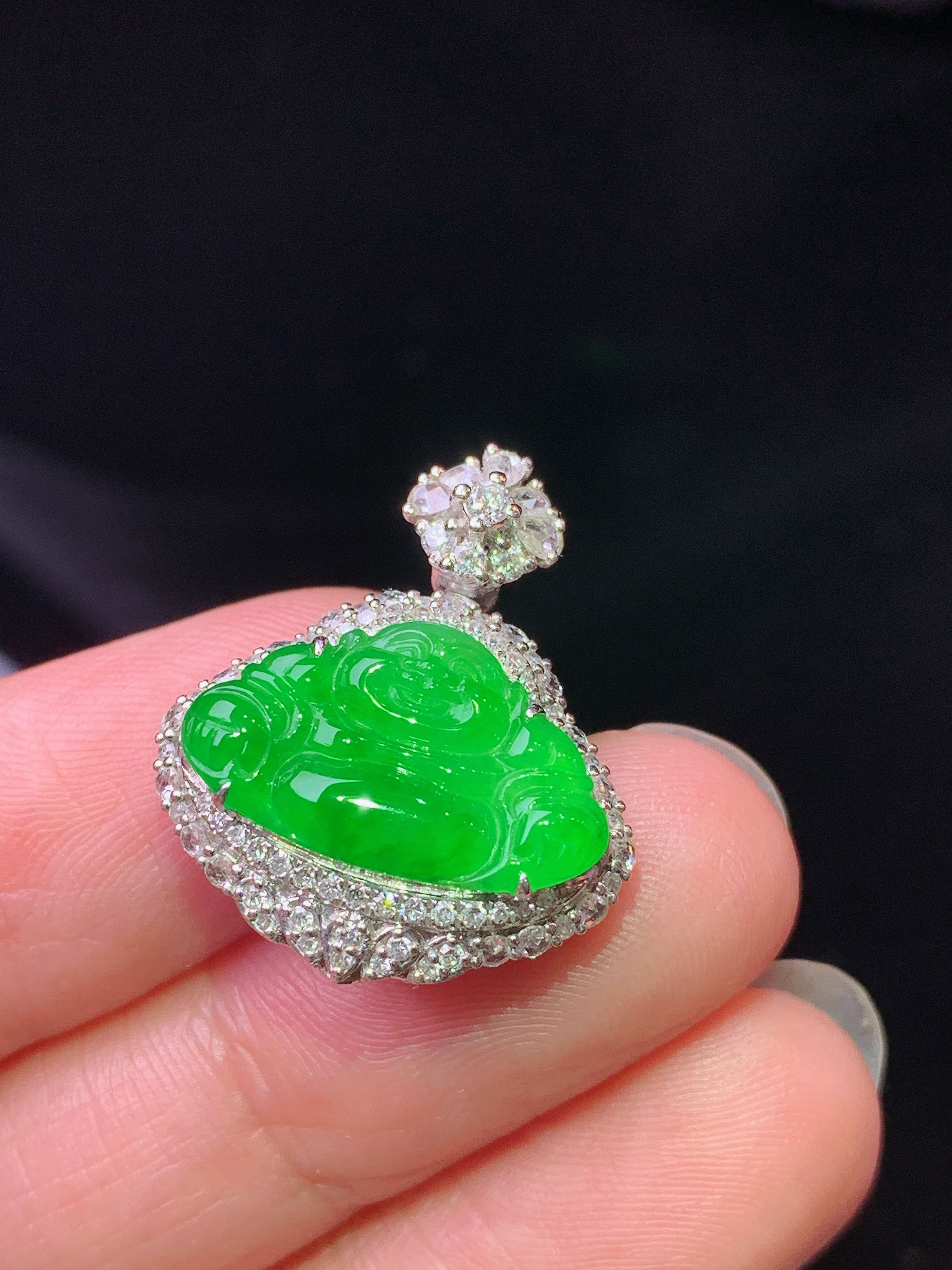 18k金钻镶嵌冰阳绿佛公吊坠 玉质细腻 色泽艳丽清新 水润亮眼 整体尺寸22.5*19*8.3s2