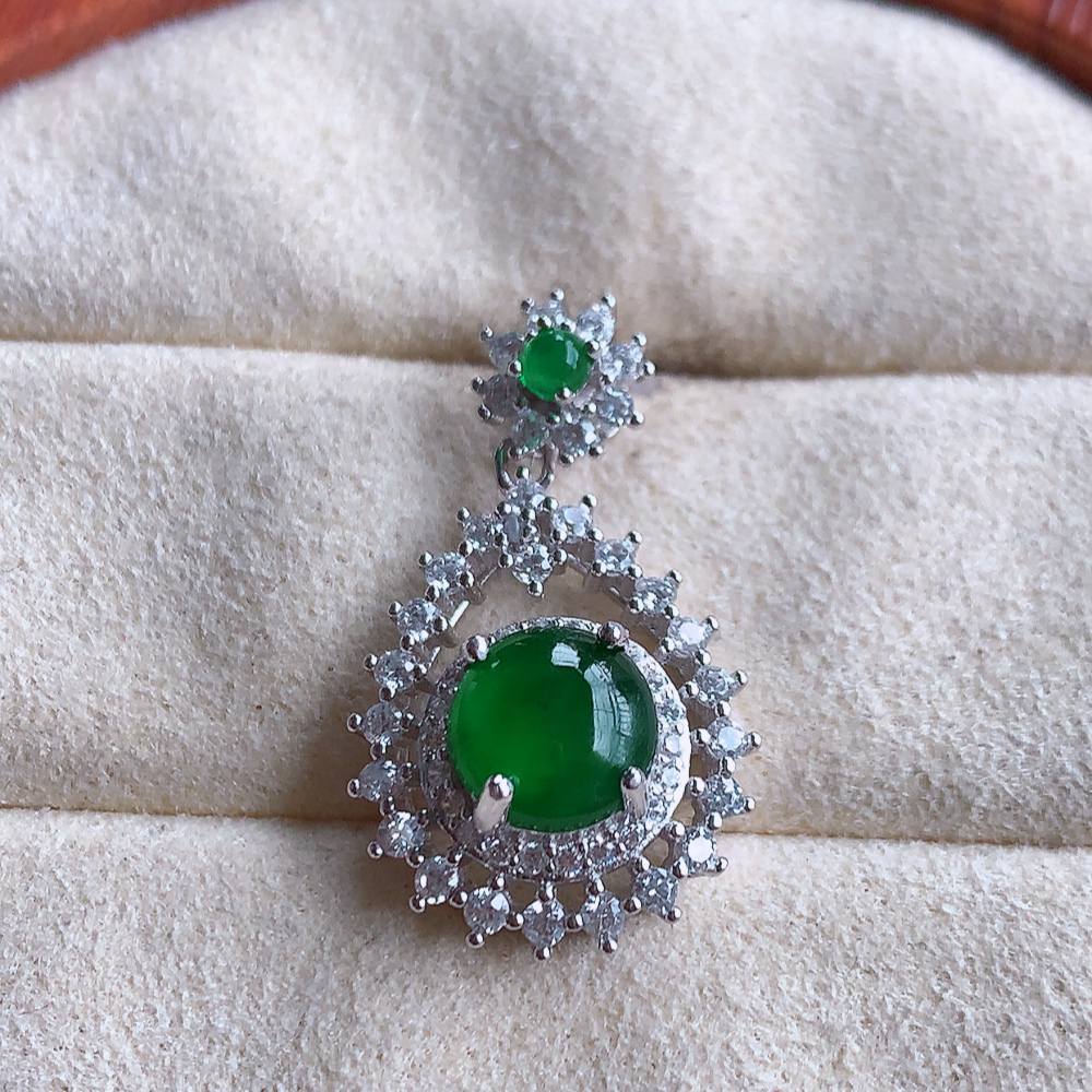 冰润翡翠925银镶嵌蛋面吊坠，自然光实拍，翠色灵动，颜色漂亮，种老水足，品相佳，佩戴佳品！W815.