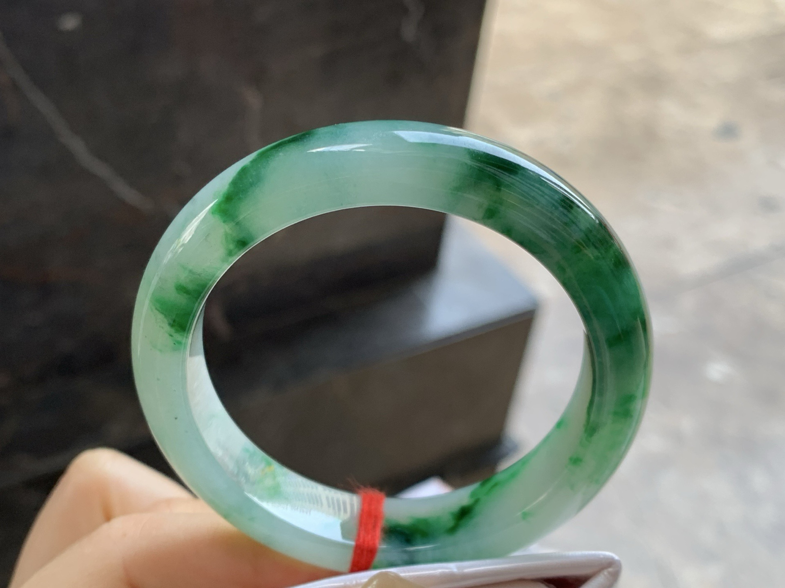 52-12-8.5

飘色花手镯^_^底子细腻 绿花浓郁