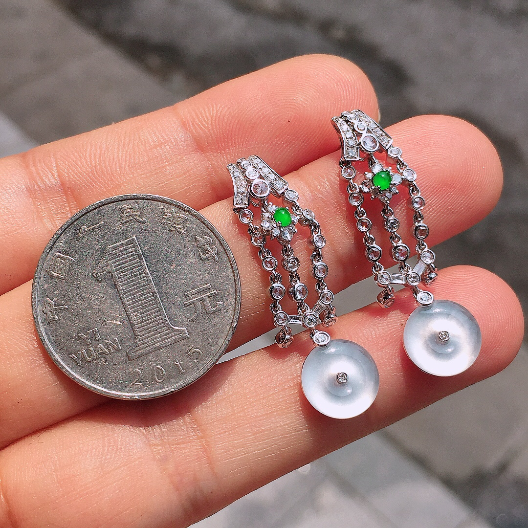 冰种平安扣耳坠，玉质细腻，荧光感超
强，饱满圆润，尽显优雅气质，18k
金豪华镶嵌