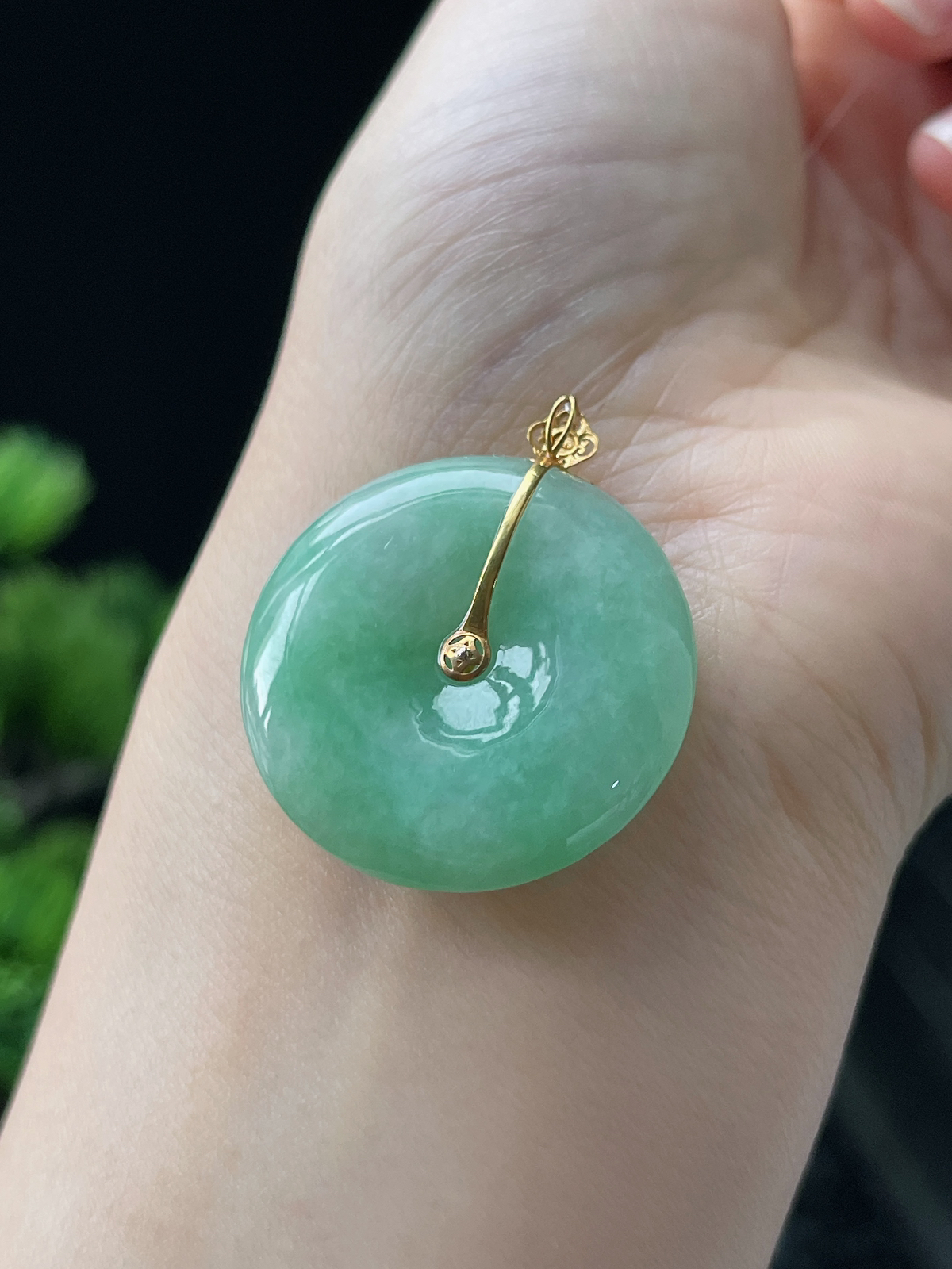 18k金 翡翠糯化种淡绿色甜绿平安扣