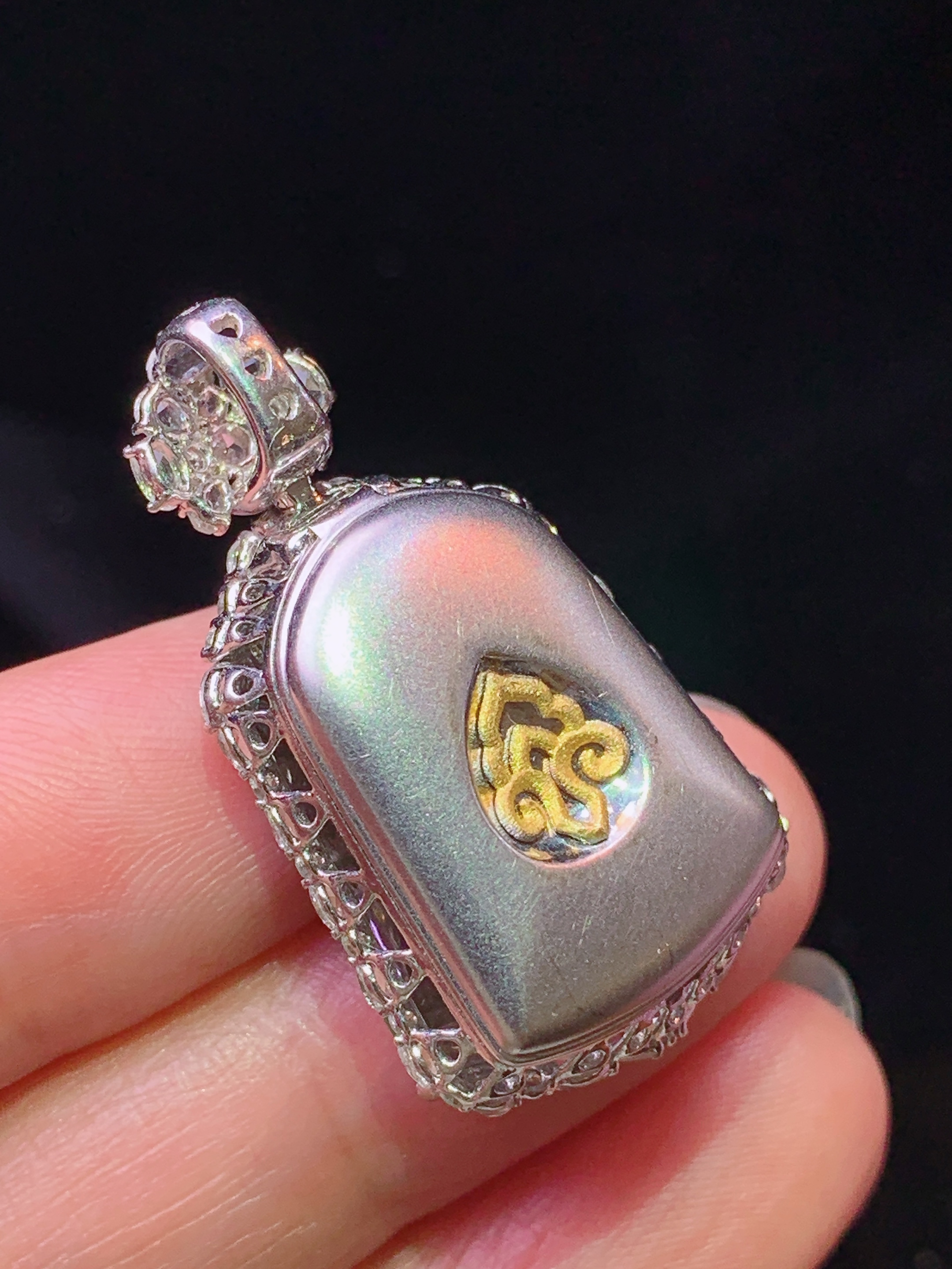 18k金钻镶嵌阳绿无事牌吊坠 玉质细腻 色泽艳丽清新 水润亮眼 整体尺寸33.2*18.8*9.5s2