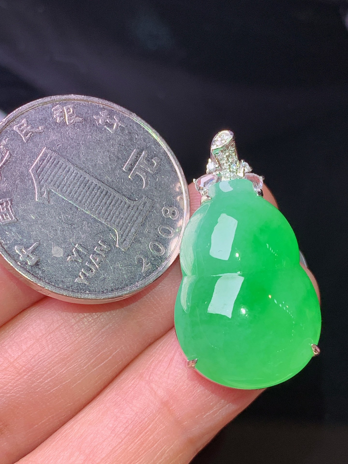 18k金钻镶嵌翠绿葫芦吊坠 玉质细腻 色泽清新艳丽 整体尺寸29.3*16.2*9.7