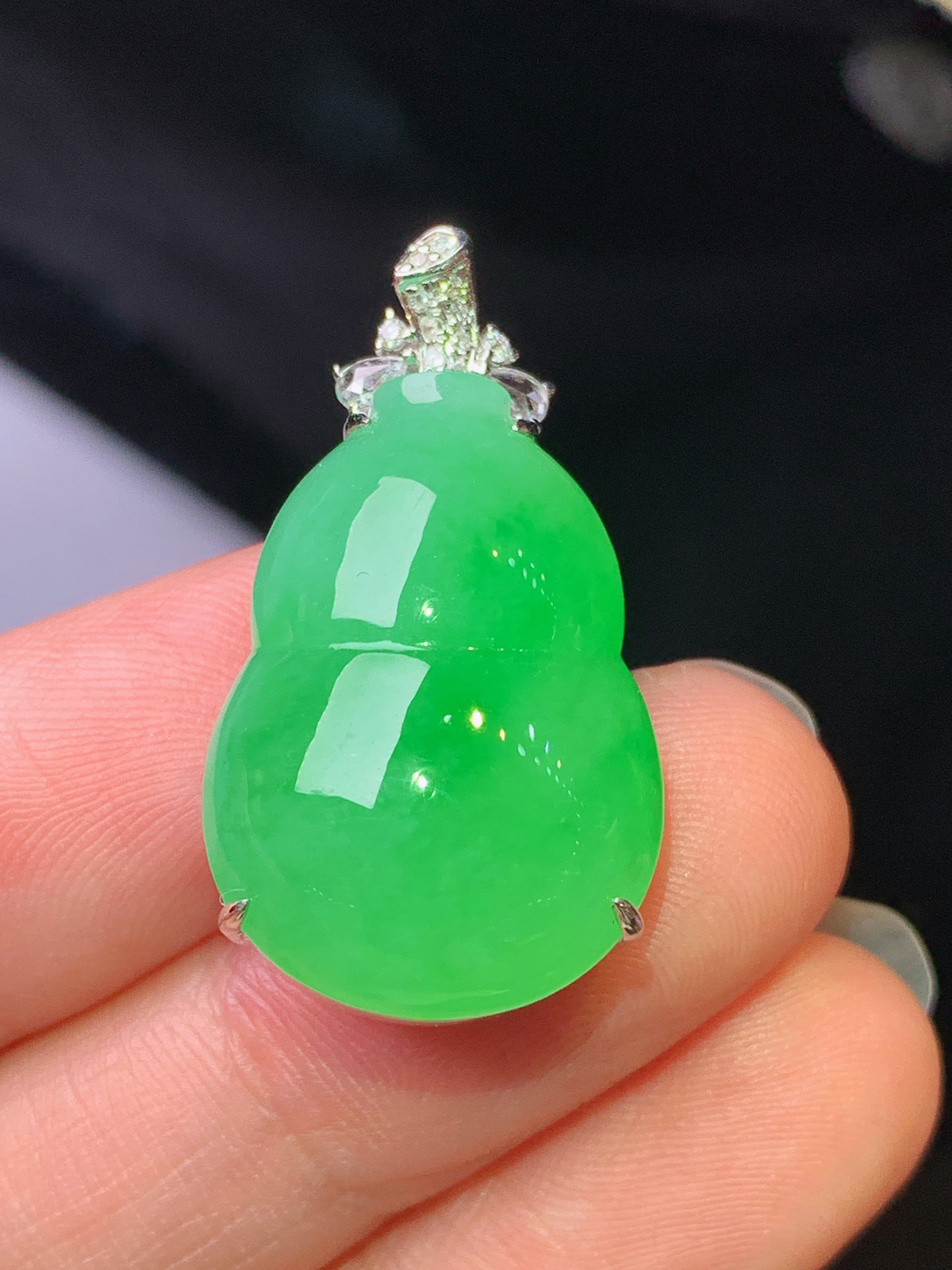 18k金钻镶嵌翠绿葫芦吊坠 玉质细腻 色泽清新艳丽 整体尺寸29.3*16.2*9.7