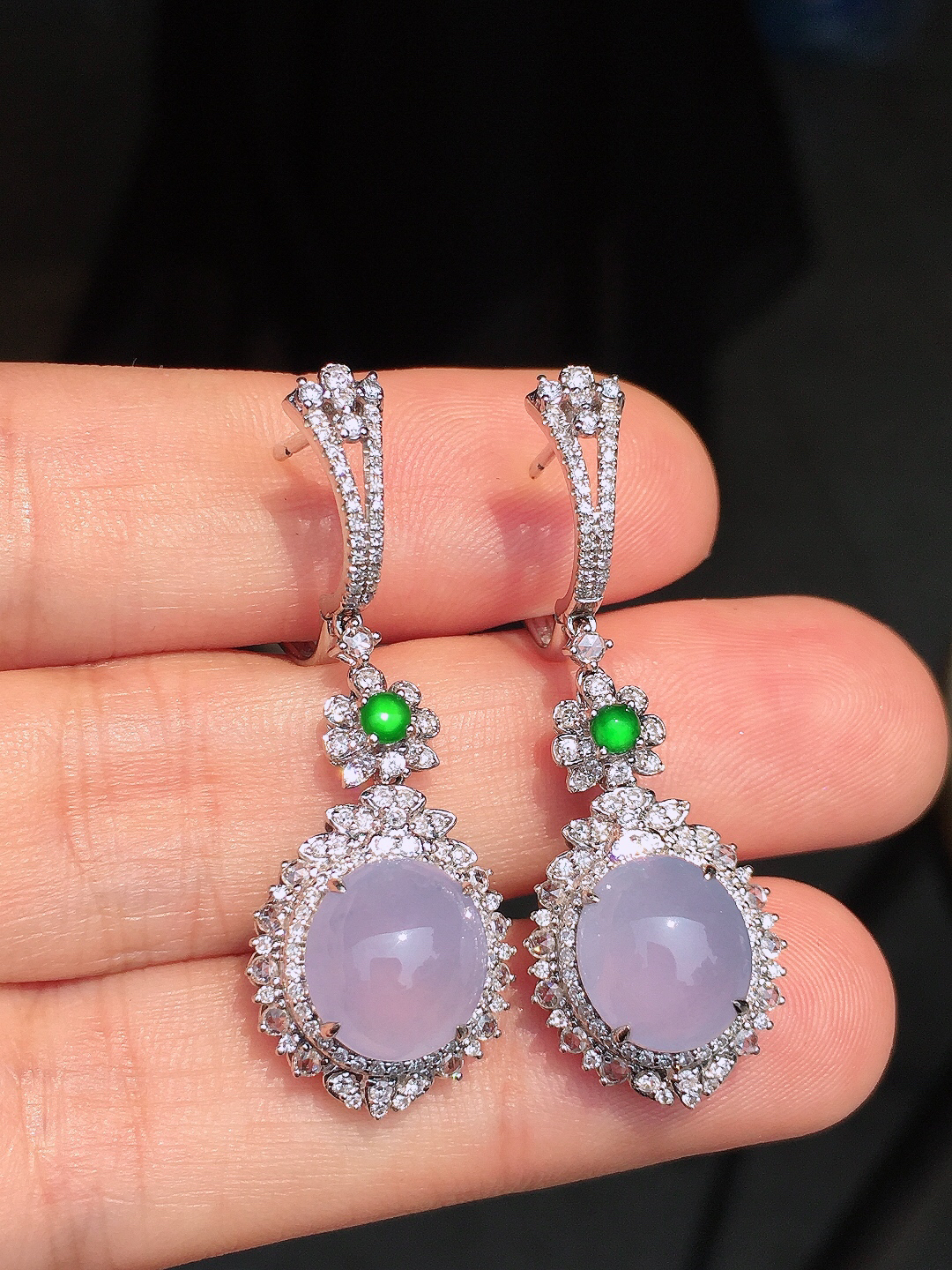 冰紫罗兰蛋面耳坠，色泽均匀艳丽，玉质细腻，荧光感超
强，饱满圆润，尽显优雅气质，18k
金豪华镶嵌