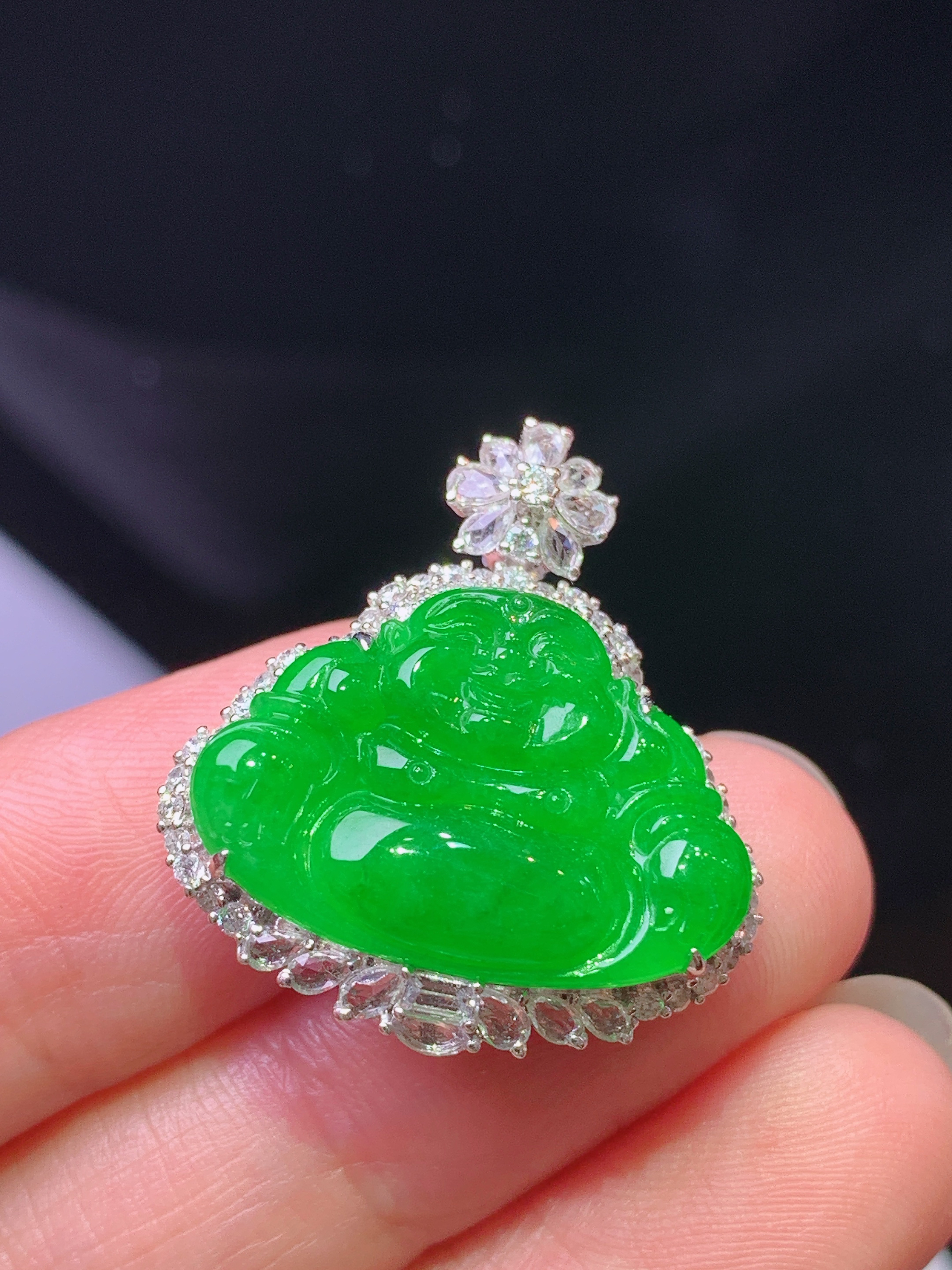 18k金钻镶嵌阳绿佛公吊坠 玉质细腻 色泽艳丽清新 水润亮眼 整体尺寸25.3*23.3*9.5s2