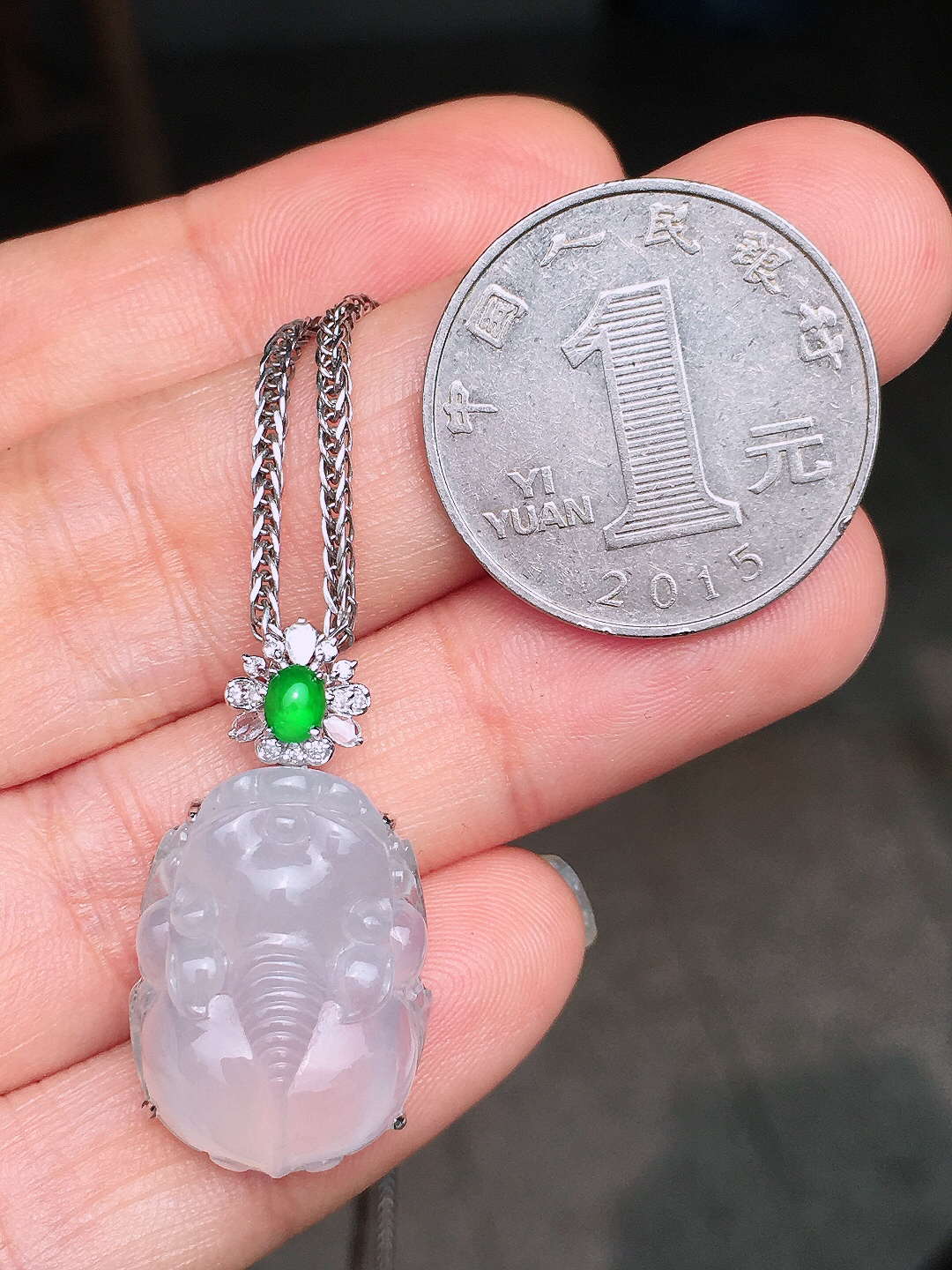 冰种貔貅吊坠，玉质细腻，荧光感超
强，饱满圆润，尽显优雅气质，18k
金豪华镶嵌