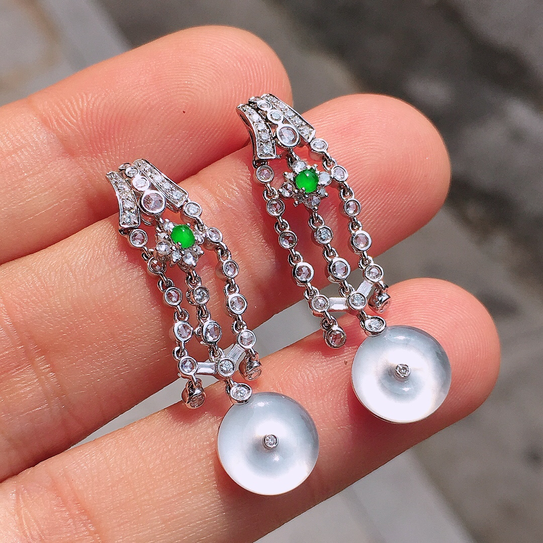 冰种平安扣耳坠，玉质细腻，荧光感超
强，饱满圆润，尽显优雅气质，18k
金豪华镶嵌