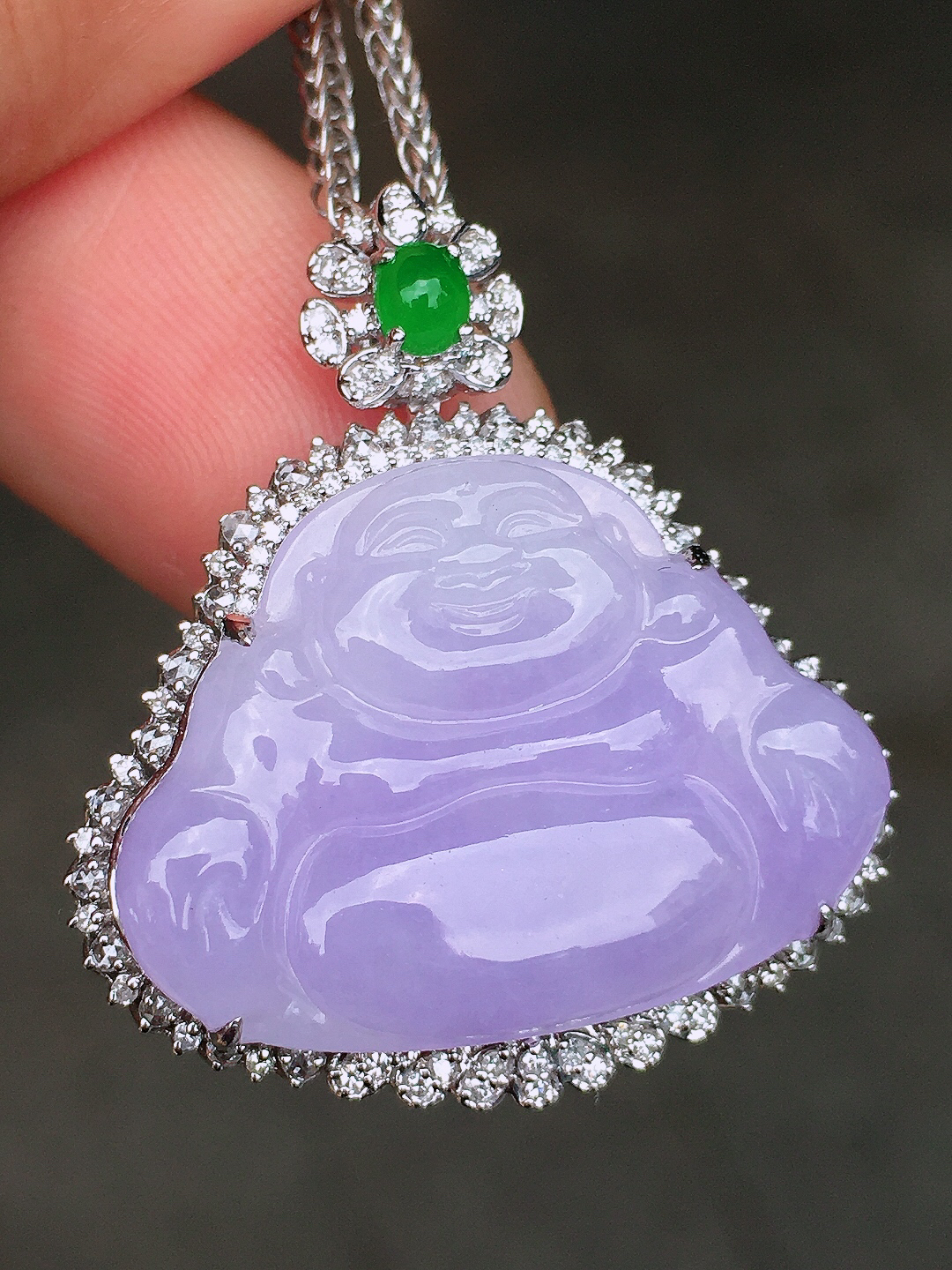 紫罗兰佛公吊坠，色泽均匀艳丽，玉质细腻，荧光感超
强，饱满圆润，尽显优雅气质，18k
金豪华镶嵌