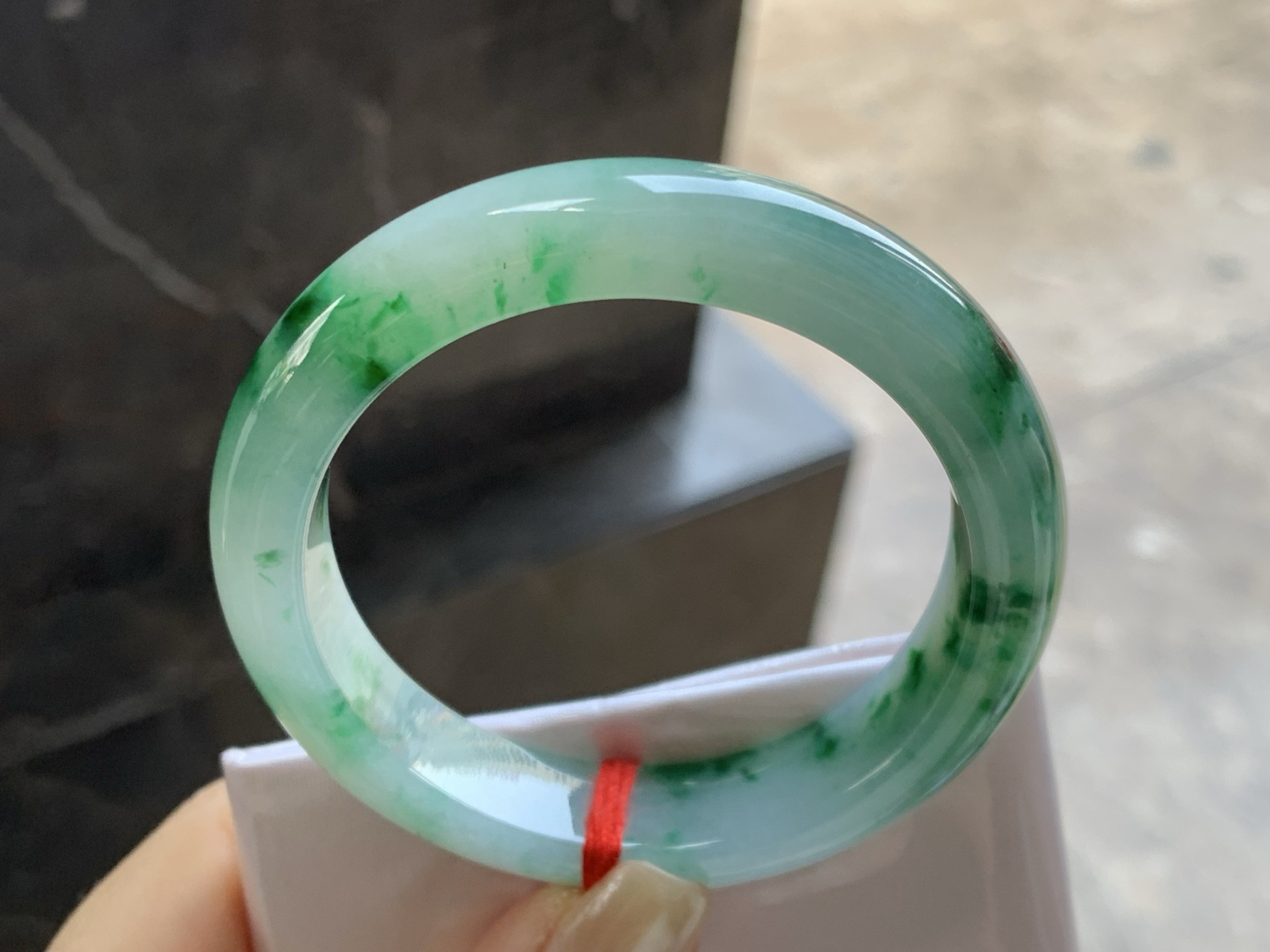 52-12-8.5

飘色花手镯^_^底子细腻 绿花浓郁