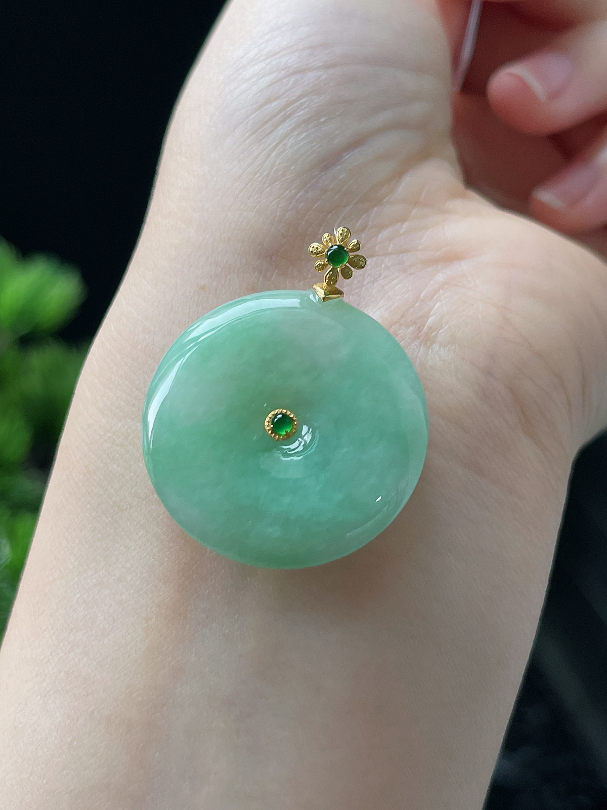 18k金 翡翠糯化种淡绿色甜绿平安扣