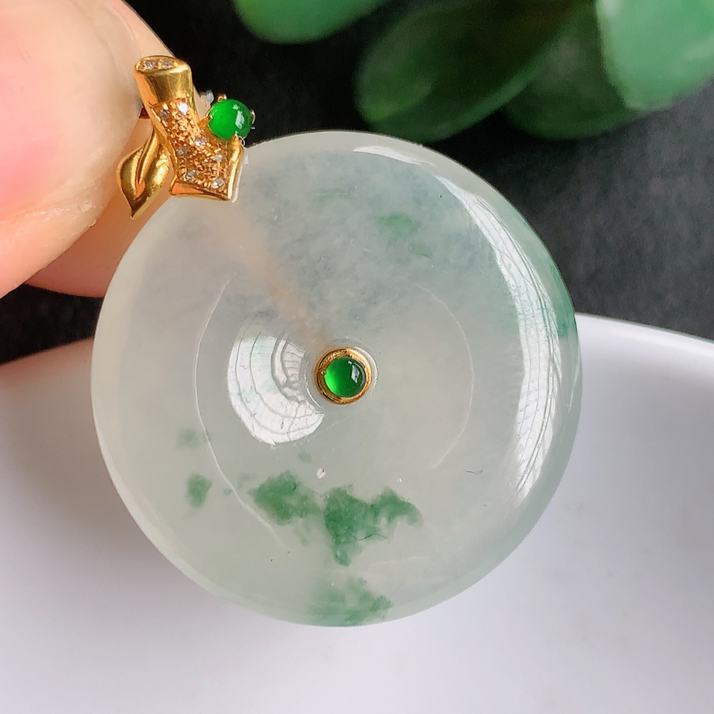 18k金扣冰润飘花平安扣吊坠，厚装饱满，冰润剔透，细腻水足，种质润泽，飘花灵动，佩戴优雅大气，W  