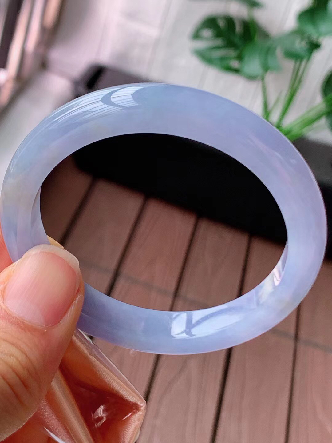 【翡翠名称】老种冰紫罗兰51.5正圈口手镯
【翡翠尺寸】51.5/9.3/7.6mm适合50-53正圈口佩戴
【翡翠描述】宝贝种老水足，玉质细腻，色泽靓丽，性价比高，佩戴效果好！
【其它赠送】权威证书/精美挂绳盒子/支持全国复检