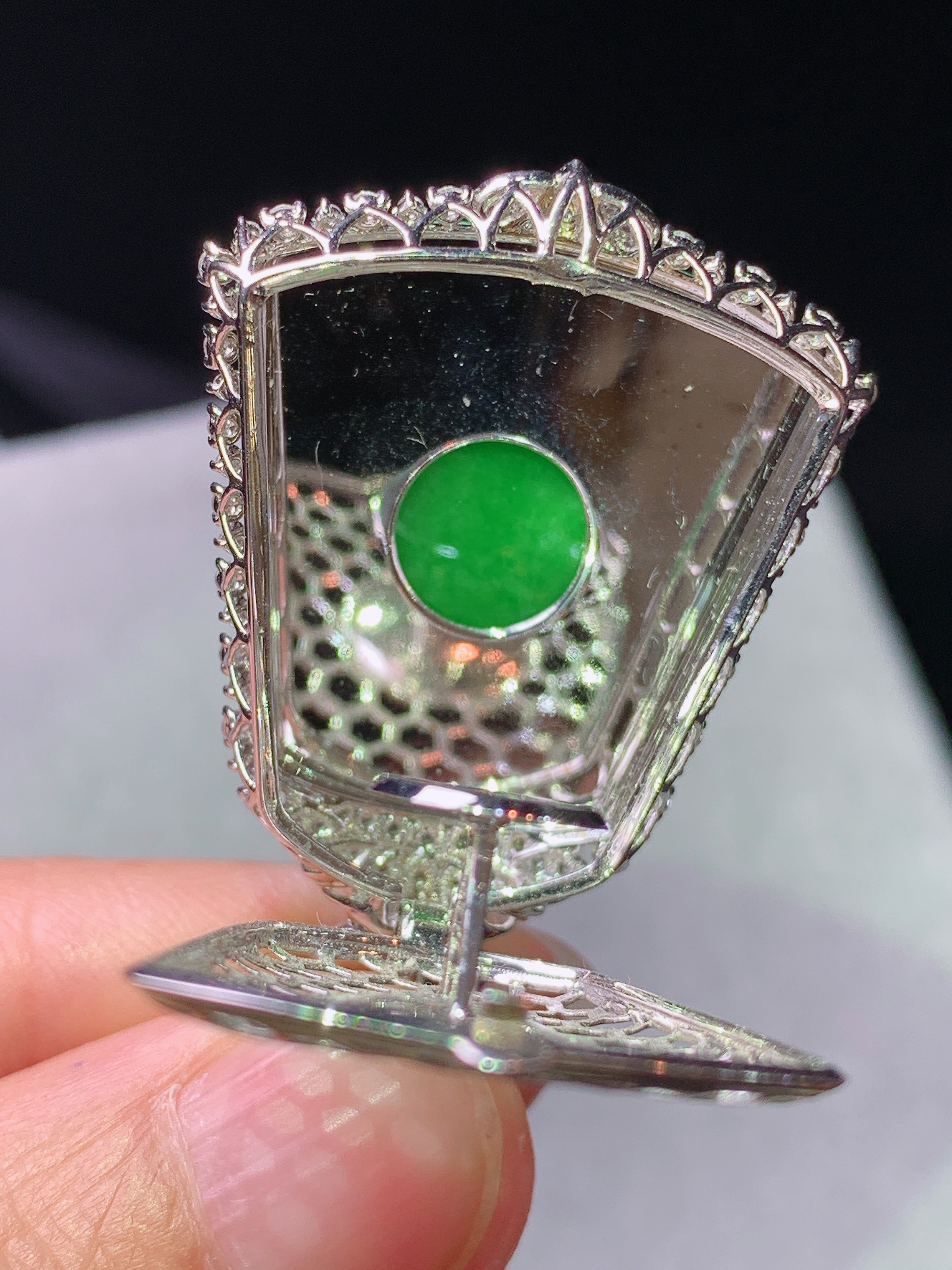 18k金钻镶嵌阳绿无事牌吊坠 玉质细腻 色泽艳丽清新 水润亮眼 整体尺寸40.6*25.8*9.5k1