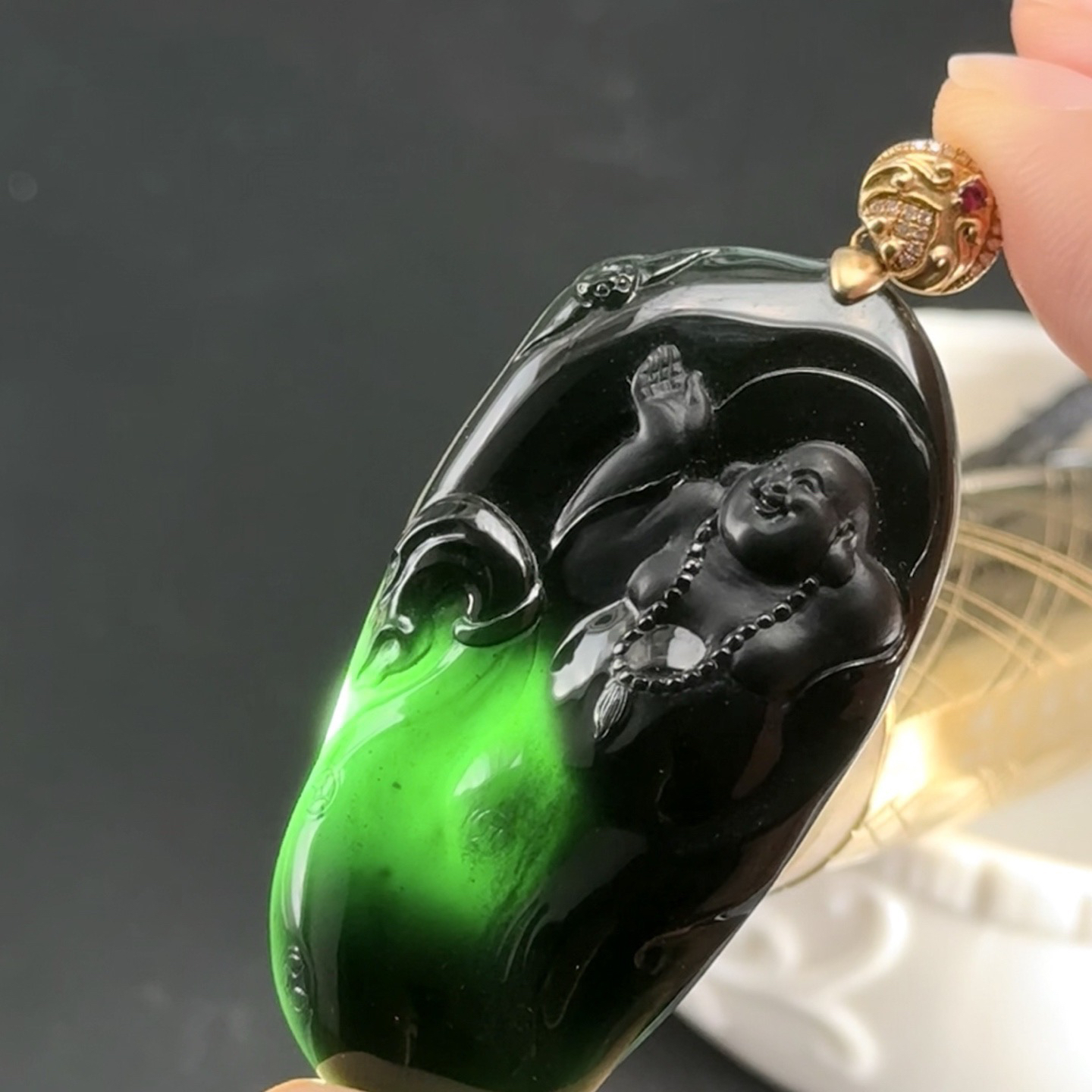 精品18k墨翠逍遥佛 种好色正 黑度极好 打灯通透 油性十足  尺寸58.9