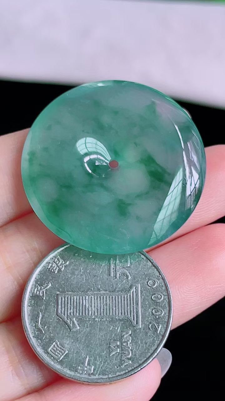 【翡翠名称】老坑种冰飘花起胶大平安扣吊坠
【翡翠尺寸】直径厚度31.4/6mm
【翡翠描述】宝贝种老水足，玉质细腻，色泽靓丽，性价比高，佩戴效果好！
【其它赠送】权威证书/精美挂绳盒子/支持全国复检