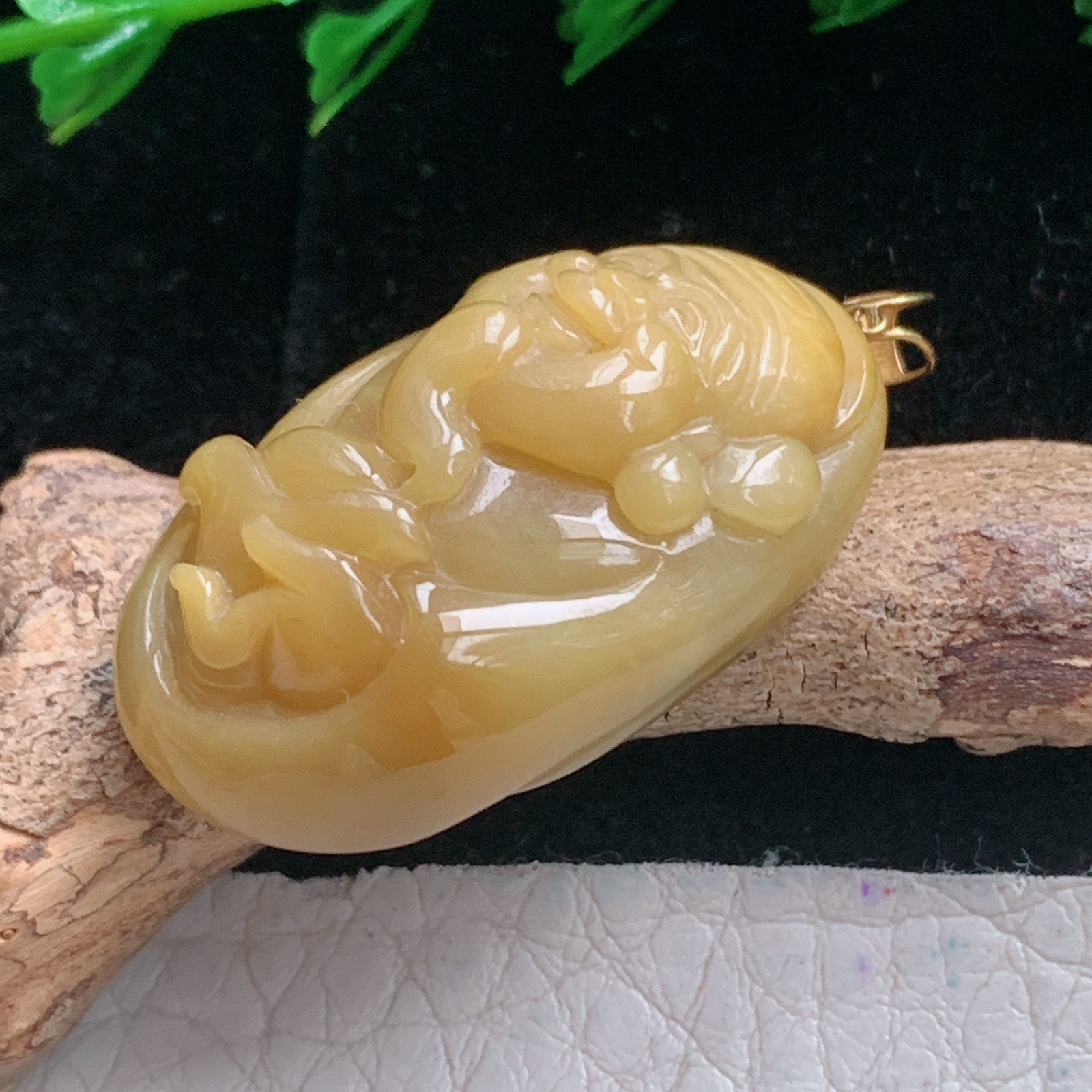 axm实拍30*18*10.2缅甸翡翠黄翡财神爷吊坠镶金扣招财进宝玉坠