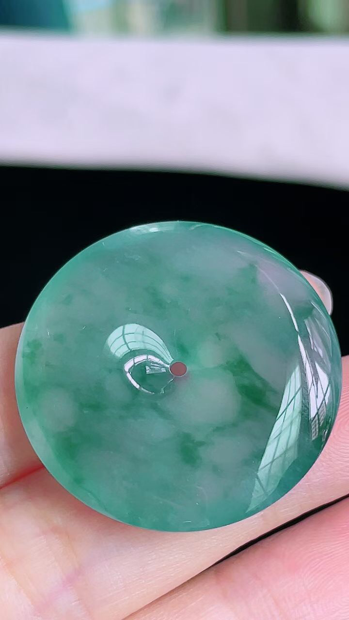 【翡翠名称】老坑种冰飘花起胶大平安扣吊坠
【翡翠尺寸】直径厚度31.4/6mm
【翡翠描述】宝贝种老水足，玉质细腻，色泽靓丽，性价比高，佩戴效果好！
【其它赠送】权威证书/精美挂绳盒子/支持全国复检