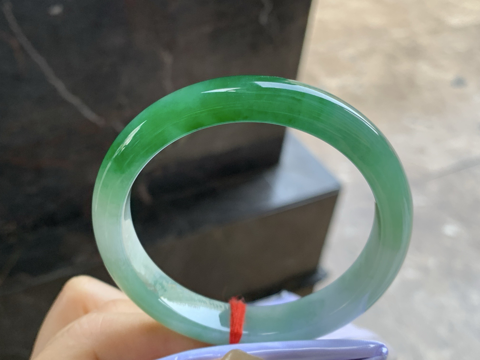 56.5-11.1-7.9

辣绿色手镯^_^底子细腻 绿色浓郁大气