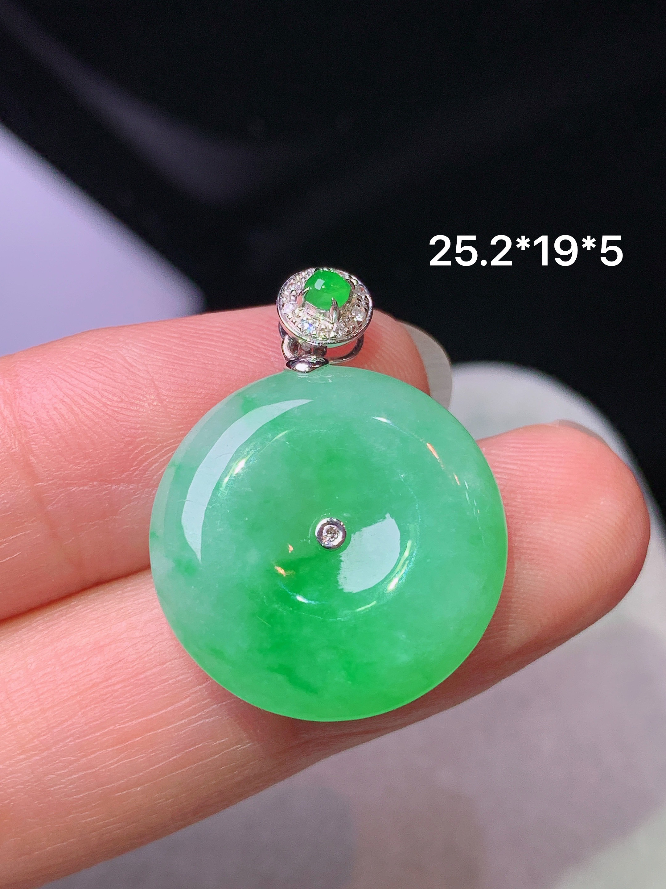 18k金钻镶嵌阳绿平安扣吊坠 玉质细腻 色泽艳丽清新 水润亮眼 整体尺寸25.2*19*5b2