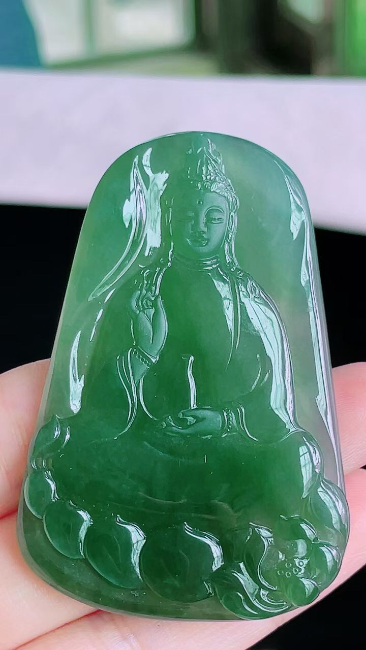 【翡翠名称】老坑种冰晴绿观音牌吊坠挂件
【翡翠尺寸】61.8/40.9/5mm
【翡翠描述】宝贝种老水足，玉质细腻，色泽靓丽，性价比高，佩戴效果好！
【其它赠送】权威证书/精美挂绳盒子/支持全国复检