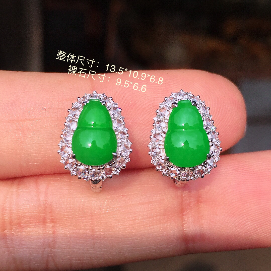阳绿葫芦耳钉，色泽均匀艳丽，玉质细腻，荧光感超
强，饱满圆润，尽显优雅气质，18k
金豪华镶嵌