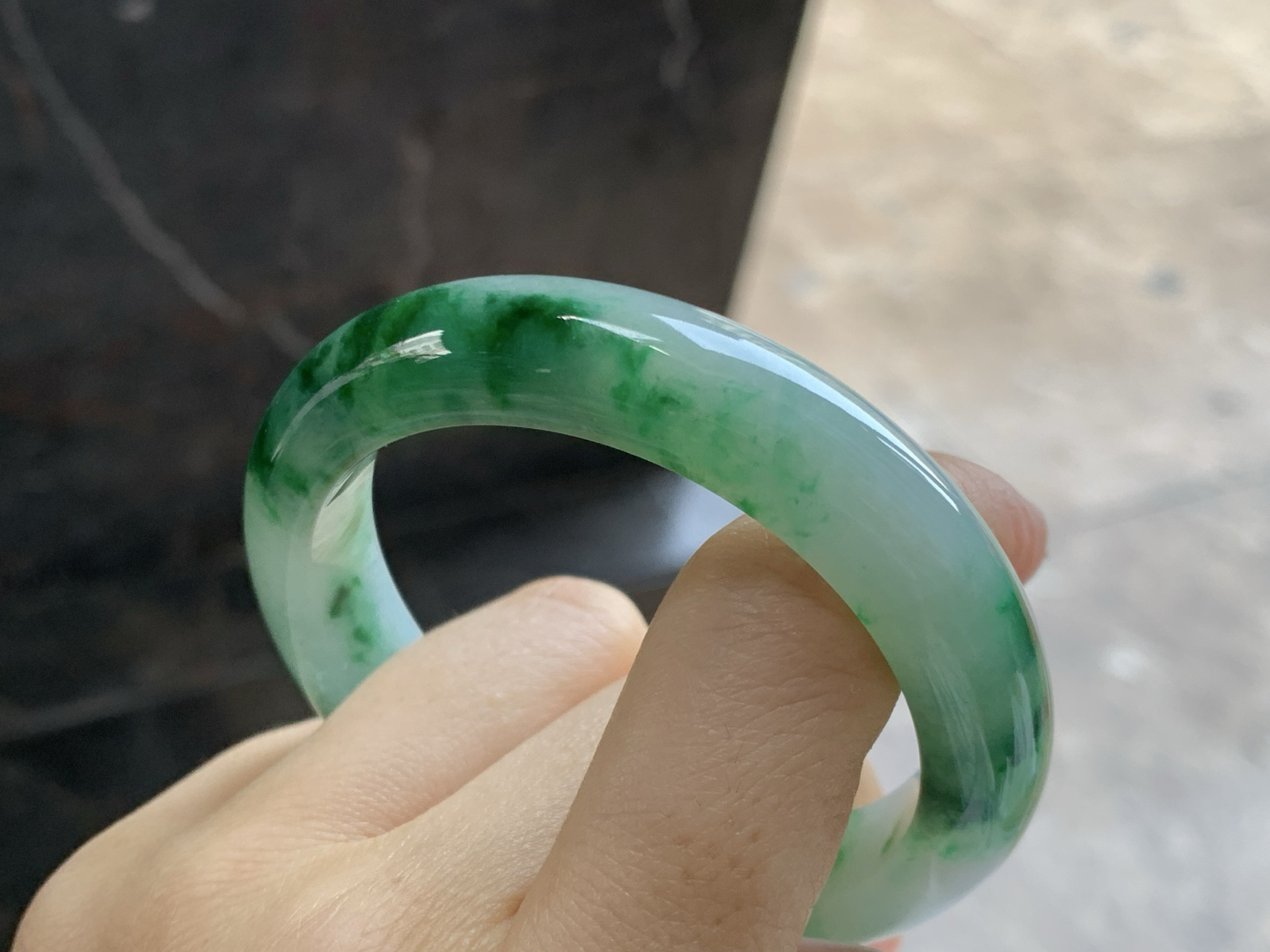 52-12-8.5

飘色花手镯^_^底子细腻 绿花浓郁