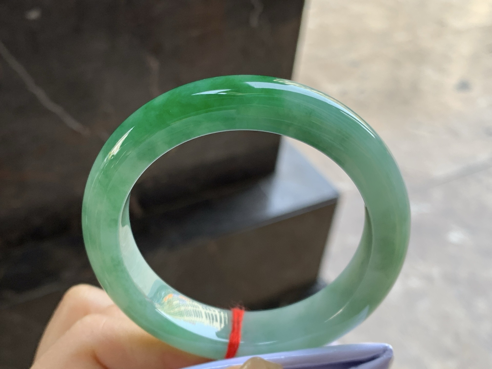 55-12.9-9.5

辣绿色手镯^_^底子细腻 绿色浓郁