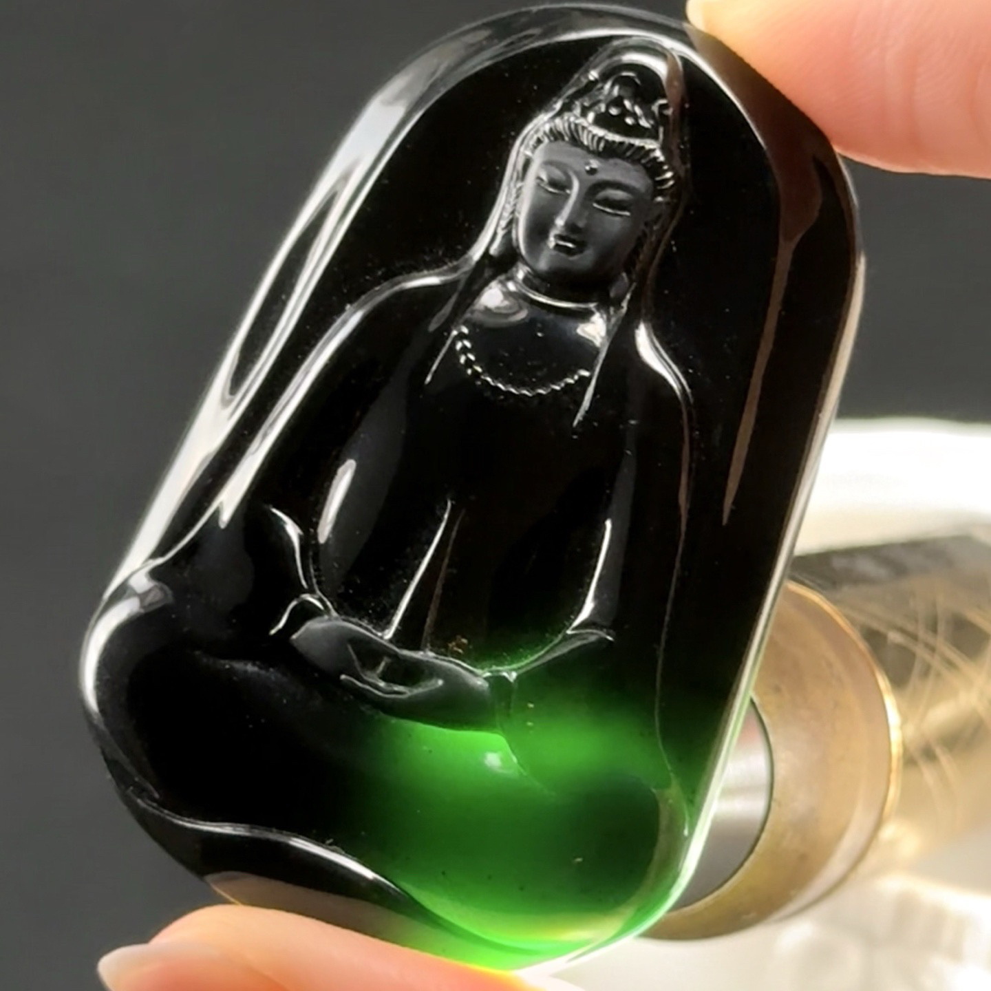 精品墨翠素衣观音 种好色正 黑度极好 打灯通透 油性十足 尺寸51.6