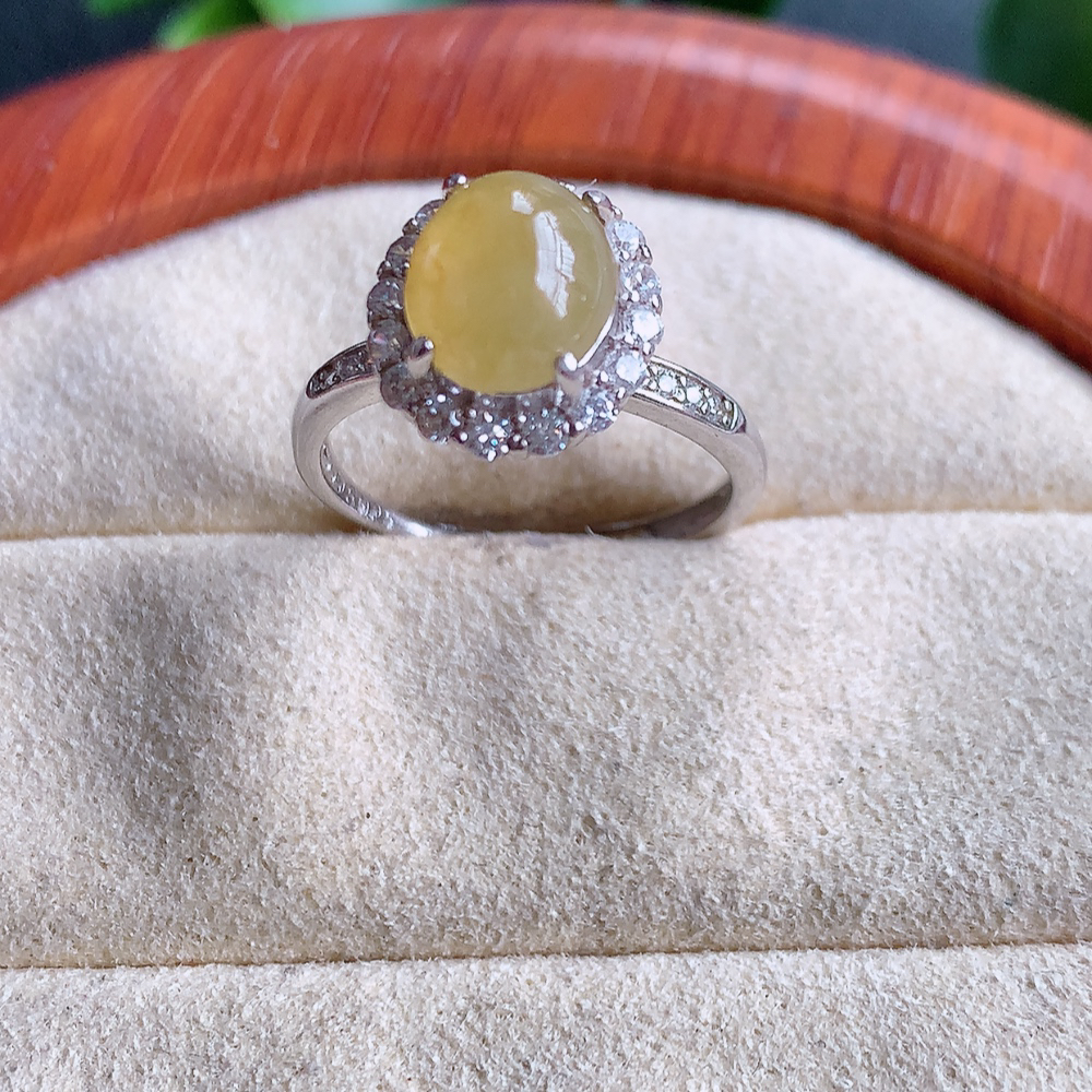 冰润黄翡翡翠925银镶嵌耳坠，自然光实拍，翠色灵动，颜色漂亮，种老水足，品相佳，佩戴佳品！W815.22取一整体尺寸：18-10.9-9.6mm 裸石尺寸：8.2-6.7